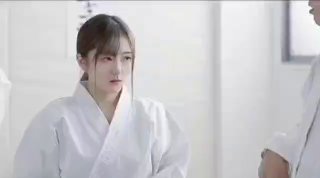 身材苗条的辣妹带着紧致的小穴骑在对她来说太大的鸡巴上！